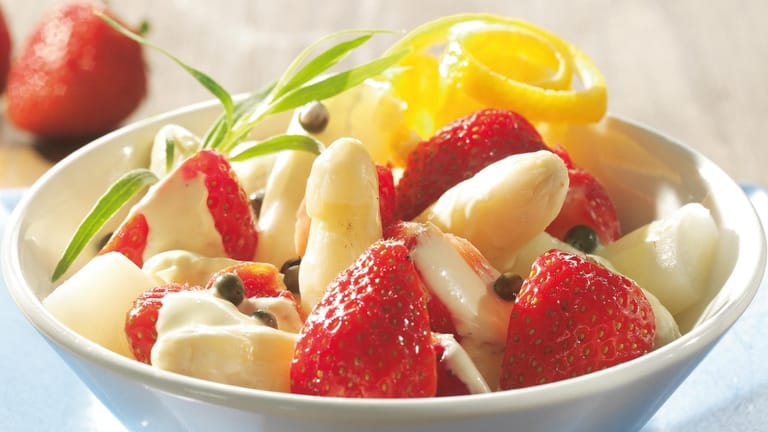 Spargelsalat mit Erdbeeren: Durch das Dressing mit Orangensaft und Crème fraîche wird der Salat besonders fruchtig.