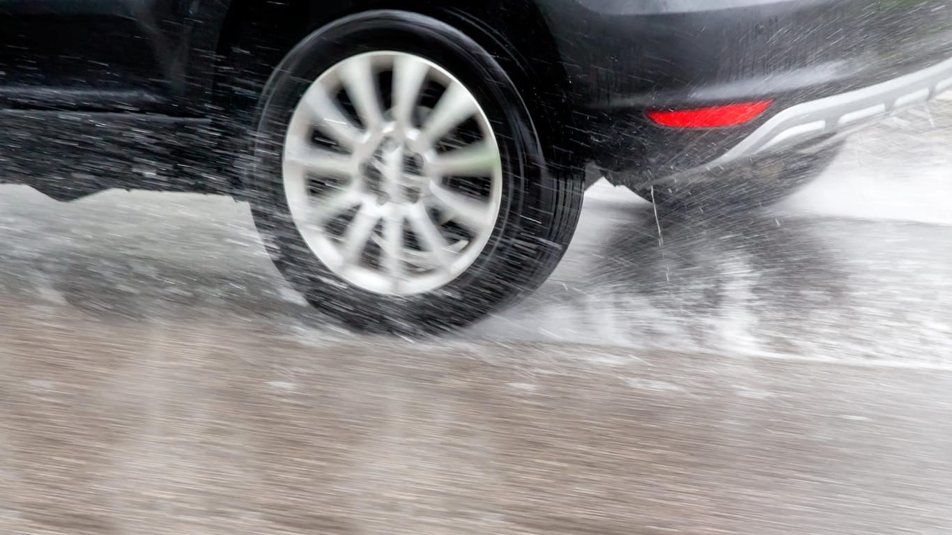 Aquaplaning: Abgefahrene Reifen sind gerade auf nassen Straßen ein Risiko. (Symbolbild)
