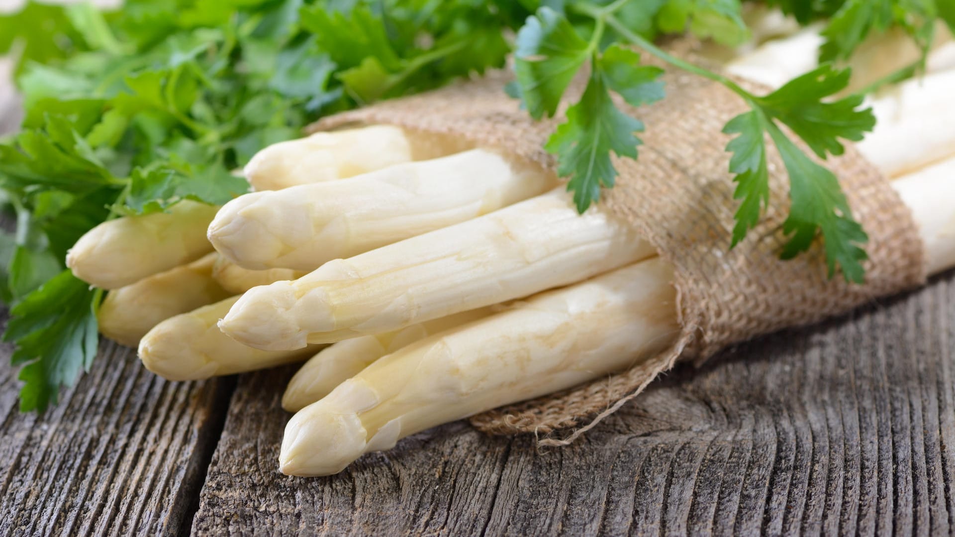 Weißer Spargel: Für den Spargelsalat mit Ei wird der Spargel geschält und ein Sud aus der Schale hergestellt.