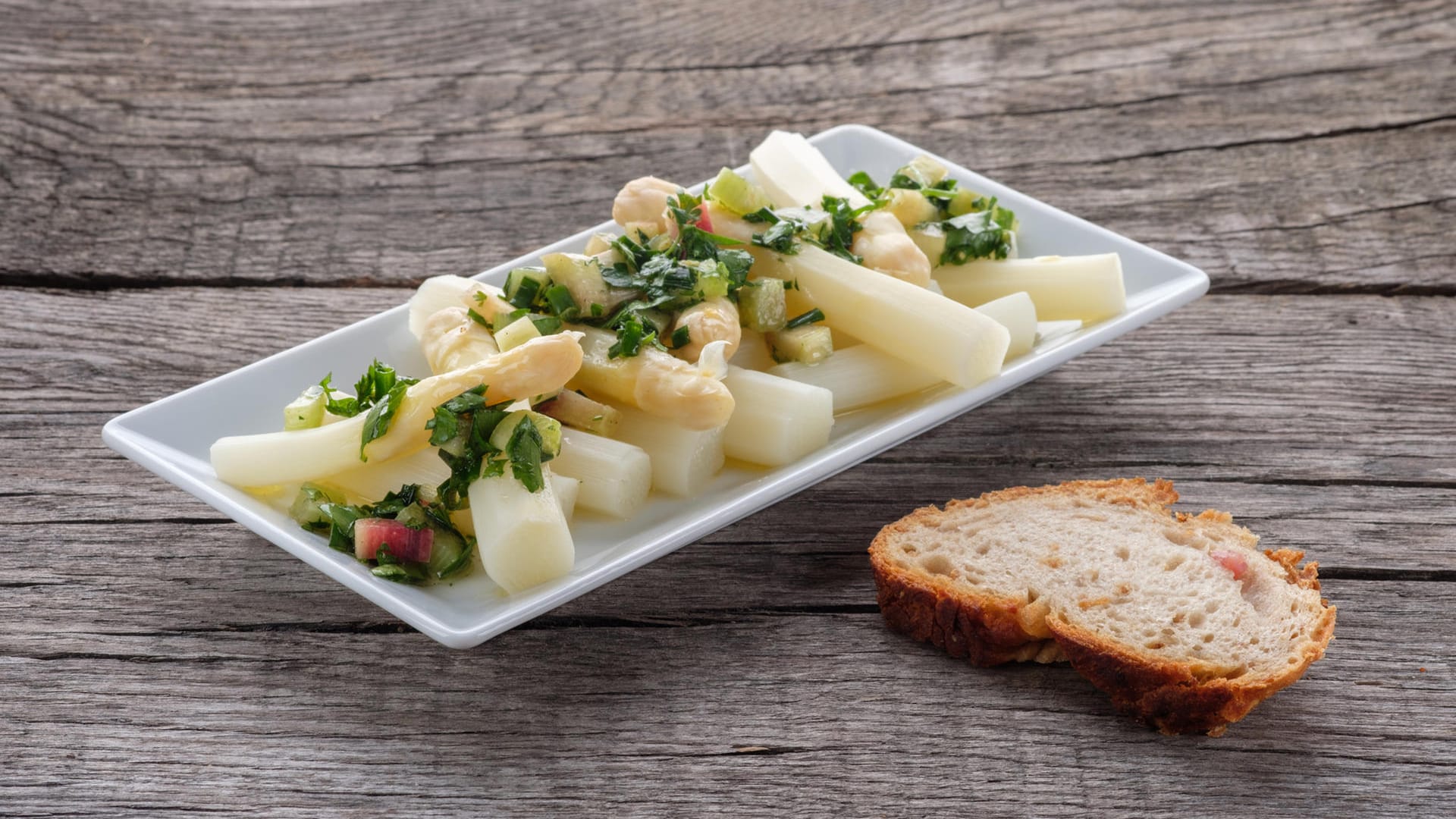 Spargelsalat: Bei einem Spargelsalat mit Kräutern sollte die Marinade Zeit zum Einziehen haben.