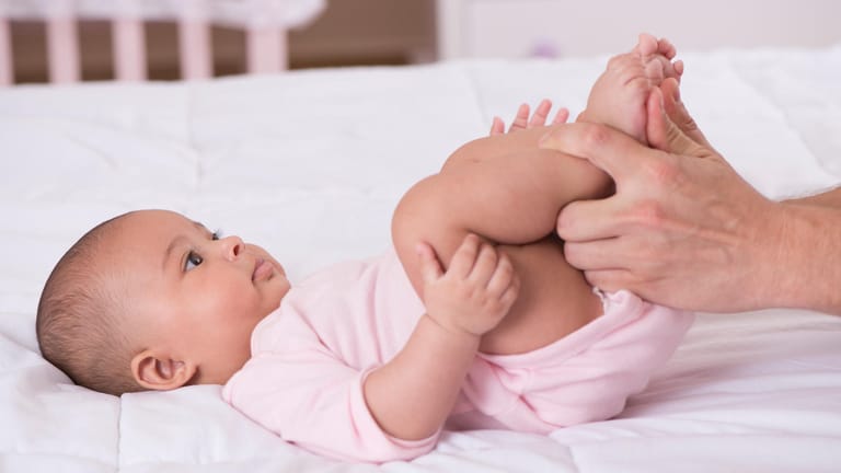 Blähungen beim Baby: Diese Tipps helfen.
