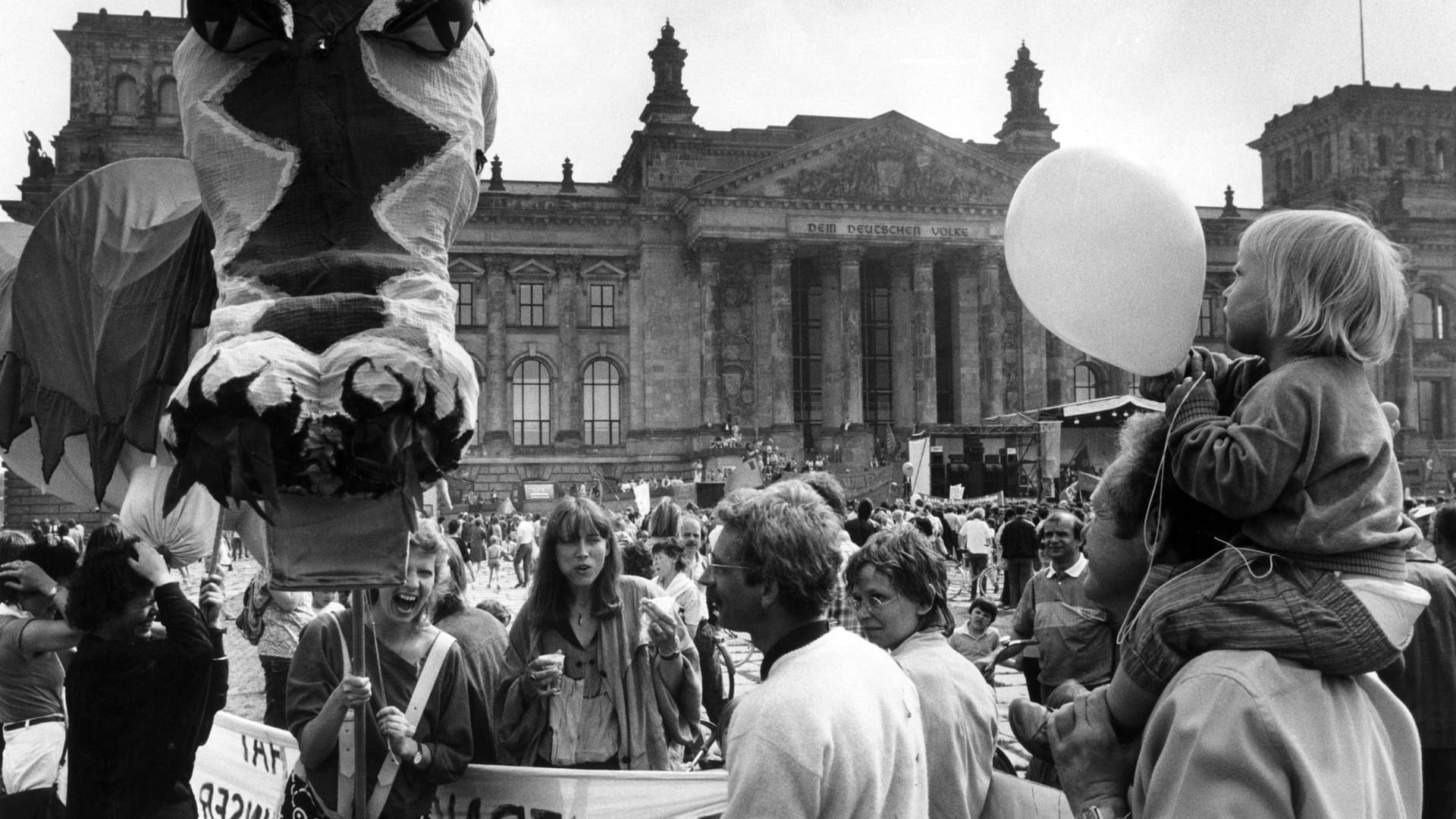 1. Mai 1987 in West-Berlin: Damals trafen sich rund 50.000 Teilnehmer vor dem Reichstagsgebäude zur zentralen Kundgebung des Deutschen Gewerkschaftsbundes (DGB).