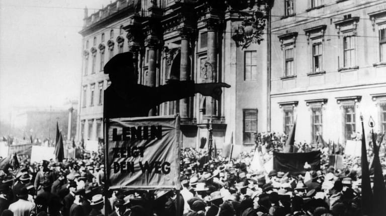 1. Mai 1927 in Berlin: Auf dem Schlossplatz demonstrieren Arbeiter mit einem Lenin-Plakat und der Aufschrift "Lenin zeigt den Weg".