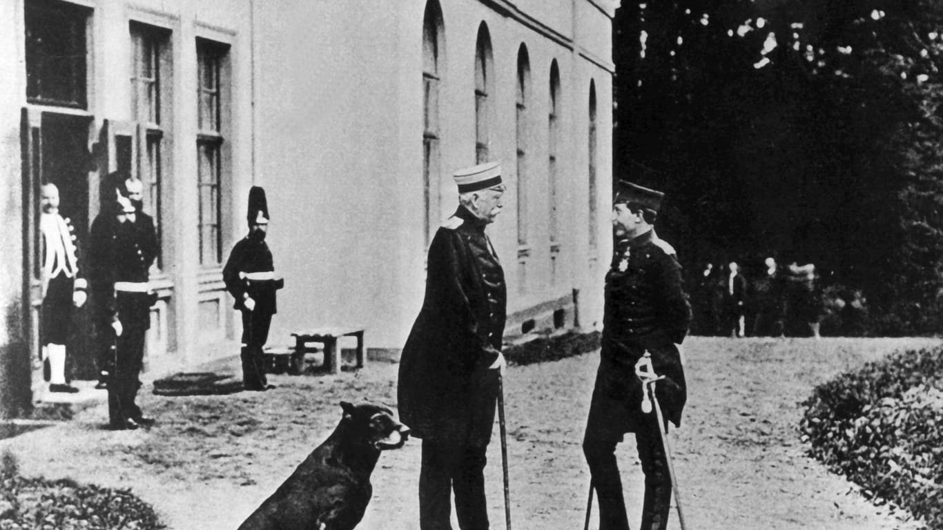 Kanzler Bismarck (l) begrüßt Kaiser Wilhelm II.: Im Mai 1890 war in Deutschland noch das Bismarck'sche "Sozialistengesetz" in Kraft, das Versammlungen verbot.