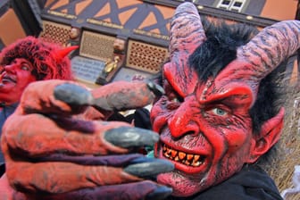 Walpurgisfest im Harz: Als Hexen und Teufel verkleidete Menschen feiern in Wernigerode.