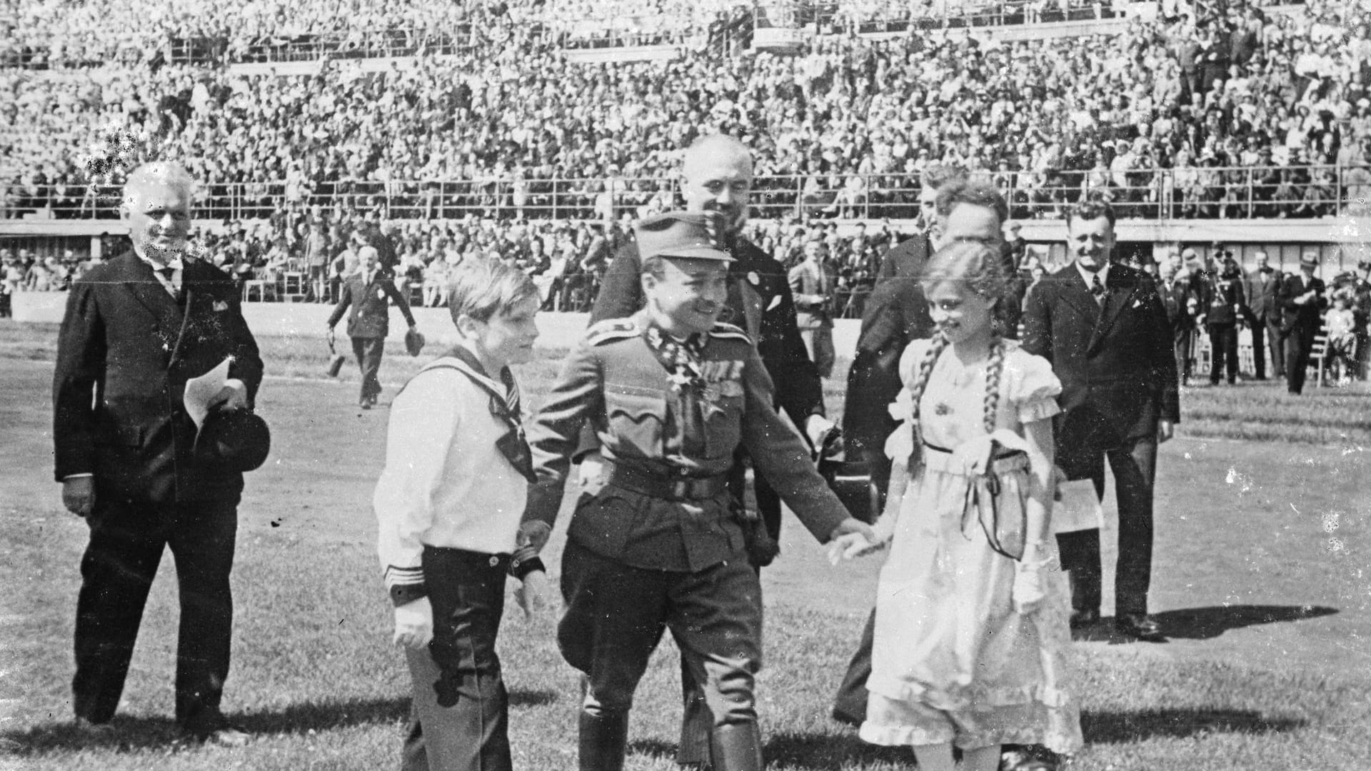 3. Mai 1934 im Freiluftstadion des Wiener Praters: Bundeskanzler Engelbert Dollfuß (M.) feierte mit 50.000 Schulkindern nachträglich zum 1. Mai ein Kinderfest.