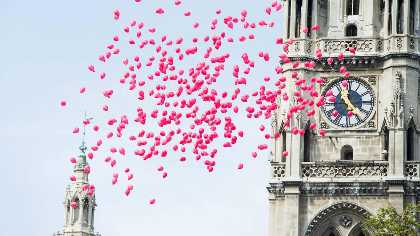 1. Mai 2015 am Wiener Rathausplatz: Luftballone steigen vor dem Rathaus in den Himmel. Damals wurde das Jubiläum "125 Jahre Tag der Arbeit" gefeiert.