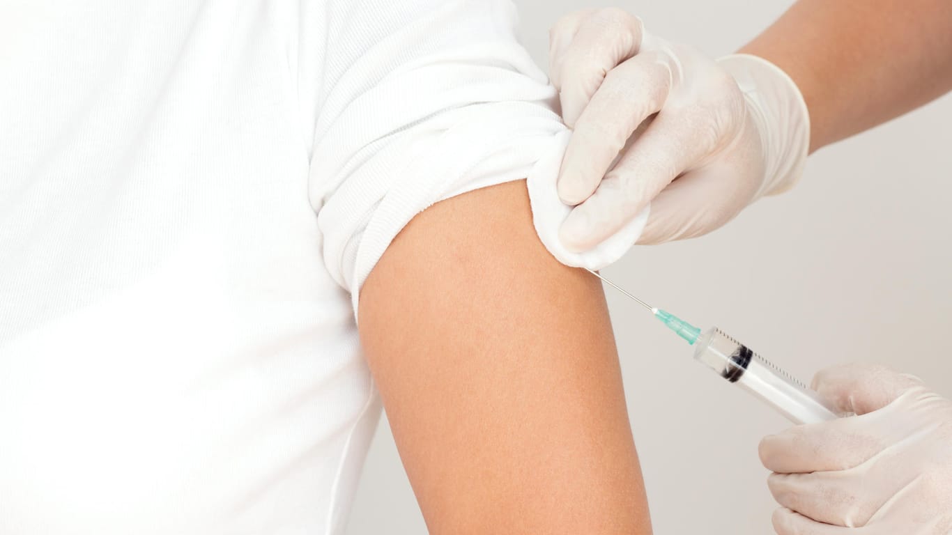 Tetanus-Impfung beim Arzt: Alle zehn Jahre sollten Erwachsene ihre Schutzimpfung auffrischen lassen.