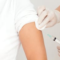 Tetanus-Impfung beim Arzt: Alle zehn Jahre sollten Erwachsene ihre Schutzimpfung auffrischen lassen.
