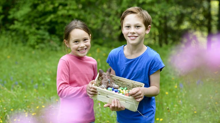 Kinder beim Ostereiersuchen: Das Osterfest ist das höchste christliche Fest.