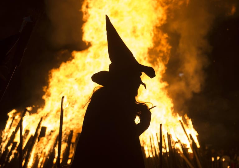 Darsteller als Hexe verkleidet während der Walpurgisnacht am 30. April 2017 auf dem Domplatz in Erfurt.