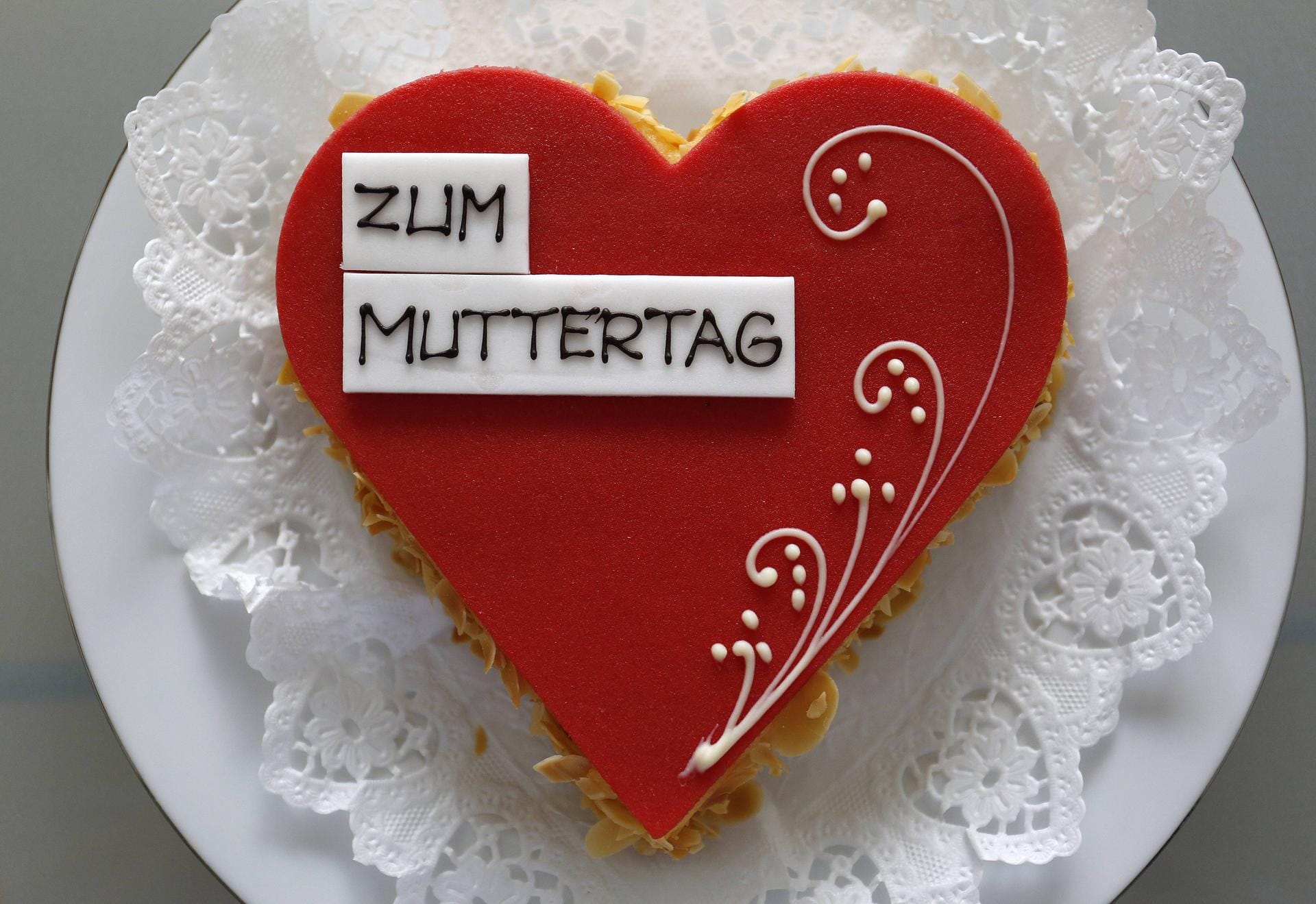 Torte in Herzform mit der Aufschrift zum Muttertag