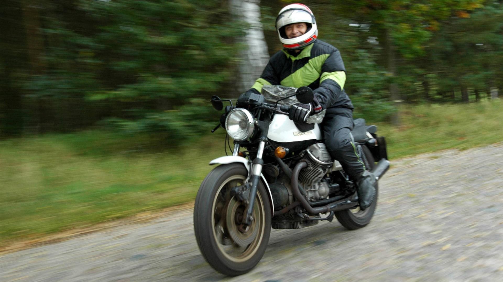 Motorradbekleidung: Schwarz ist cool, sorgt aber nicht für optimale Sichtbarkeit im Straßenverkehr.