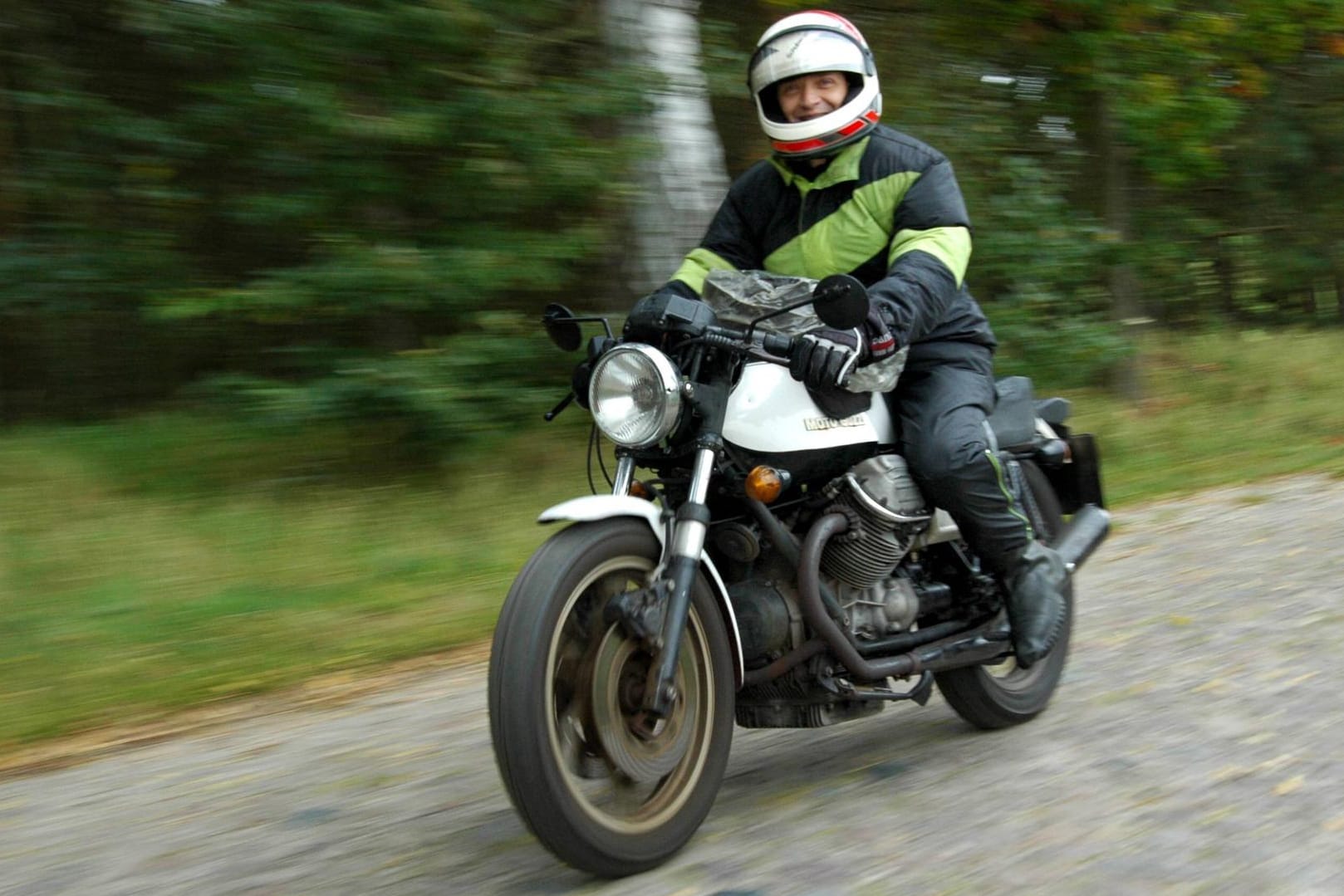 Motorradbekleidung: Schwarz ist cool, sorgt aber nicht für optimale Sichtbarkeit im Straßenverkehr.