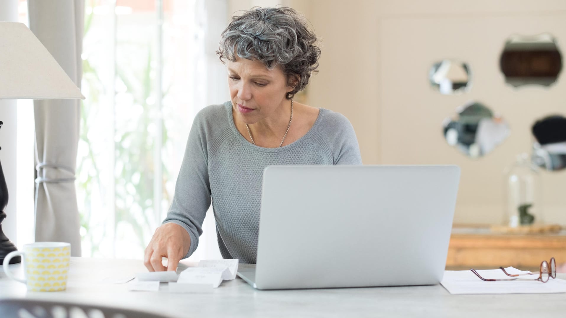 Frau bei der Finanzplanung: Bei den Einkommen im Ruhestand klafft zwischen Männern und Frauen eine erhebliche Lücke – vor allem in der gesetzlichen und betrieblichen Vorsorge.