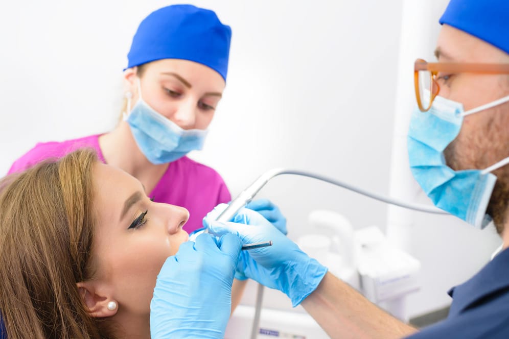 Termin beim Zahnarzt: Eine Zahnwurzelbehandlung ist notwendig, wenn sich die Zahnwurzeln entzünden und heftige Schmerzen verursachen.