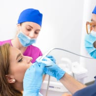 Termin beim Zahnarzt: Eine Zahnwurzelbehandlung ist notwendig, wenn sich die Zahnwurzeln entzünden und heftige Schmerzen verursachen.
