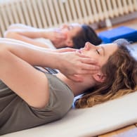 Gegen Kieferschmerzen helfen Übungen zur Entspannung.