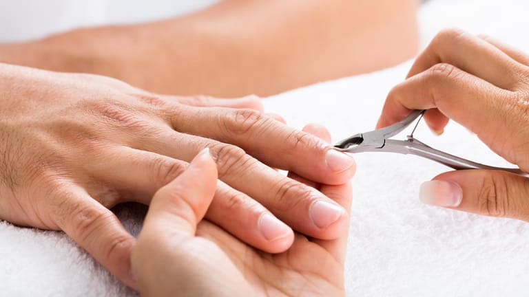 Mit der richtigen Nagelpflege können Sie eine Nagelbettentzündung vorbeugen.