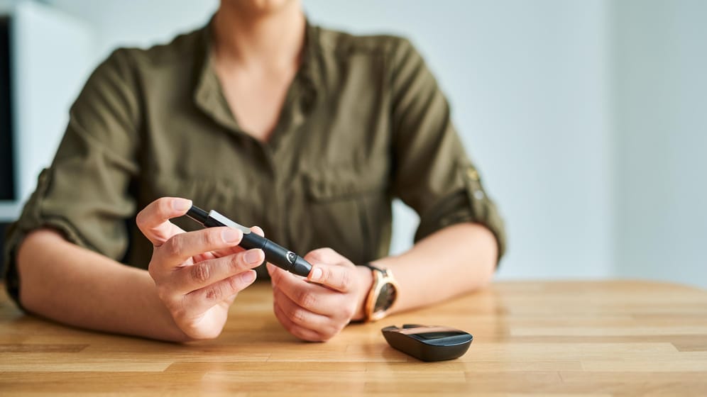 Um Folgeerkrankungen zu vermeiden, müssen Diabetiker regelmäßig ihren Blutzucker messen.
