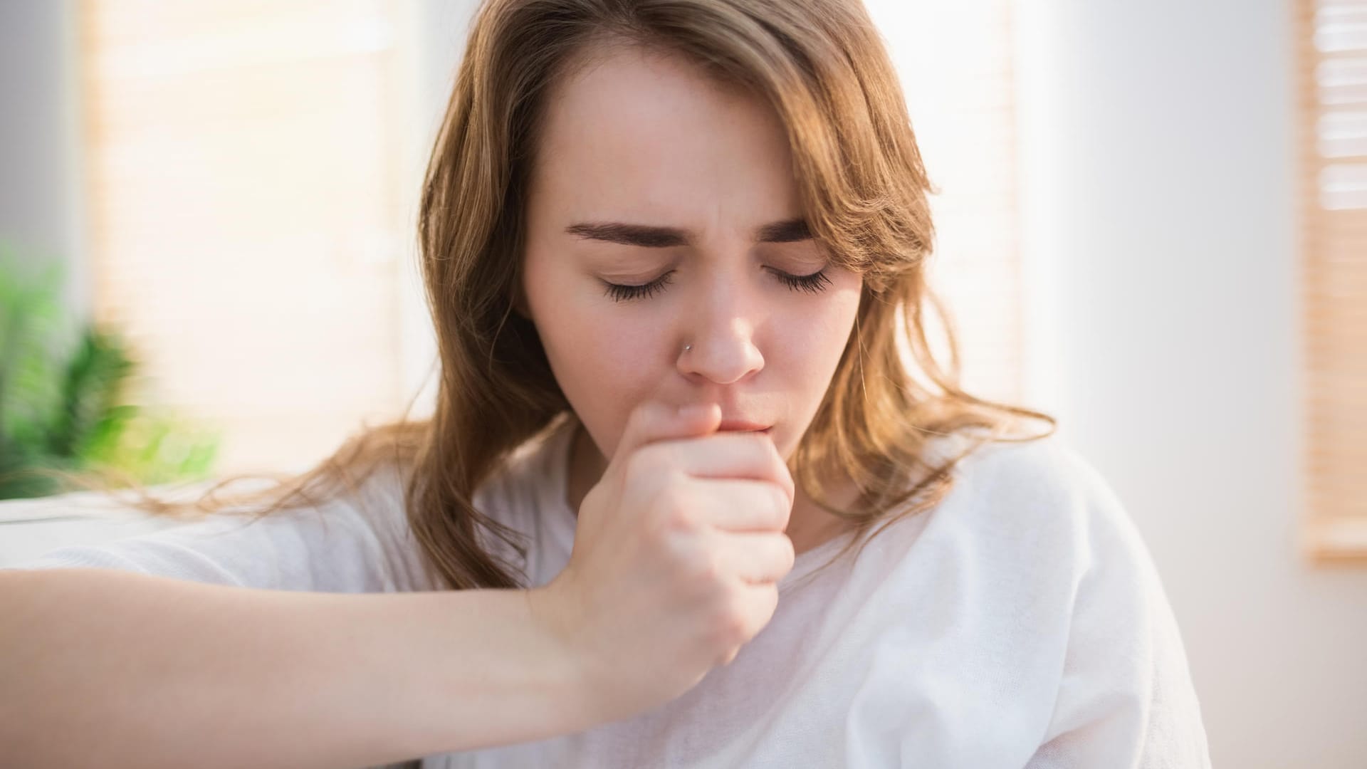 Allergischer Husten: Auslöser sind zum Beispiel Pollen, Nahrungsmittel, Tierhaare oder Hausstaub.