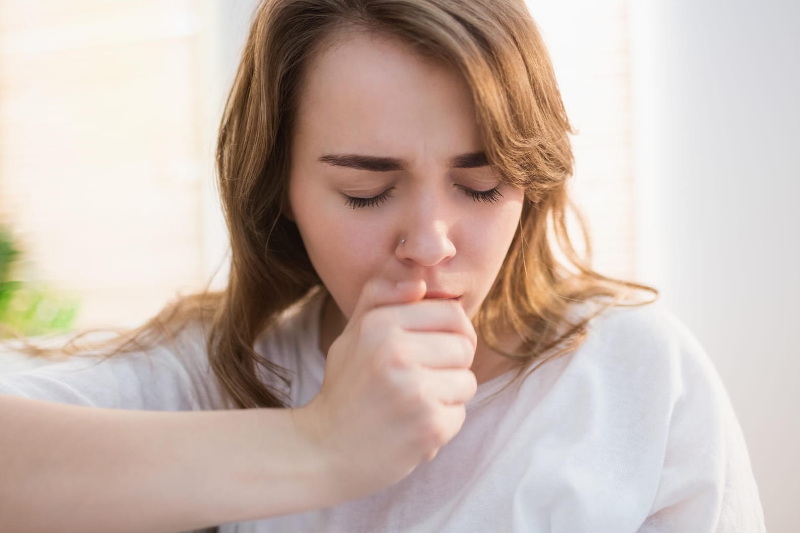 Allergischer Husten: Auslöser sind zum Beispiel Pollen, Nahrungsmittel, Tierhaare oder Hausstaub.