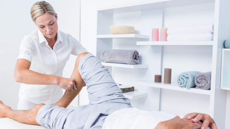 Hilfe bei Schmerzen in Rücken und Beinen: Massage ist eine Therapiemethode bei Lumboischialgie, die auch starke Schmerzen lindern kann.