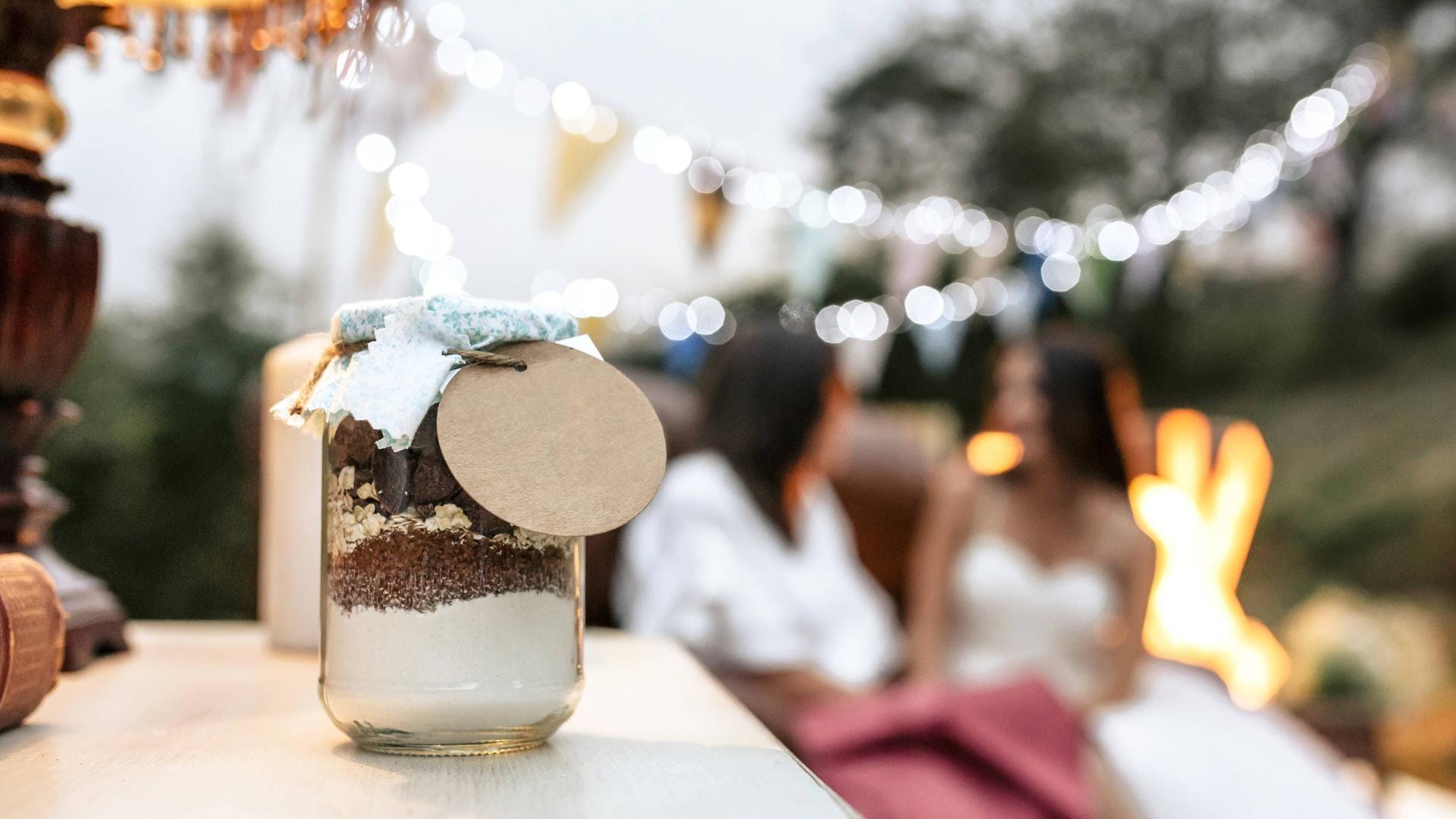 Kuchen im Glas: Warum nicht einmal eine eigens kreierte Backmischung an die Hochzeitsgäste verschenken?