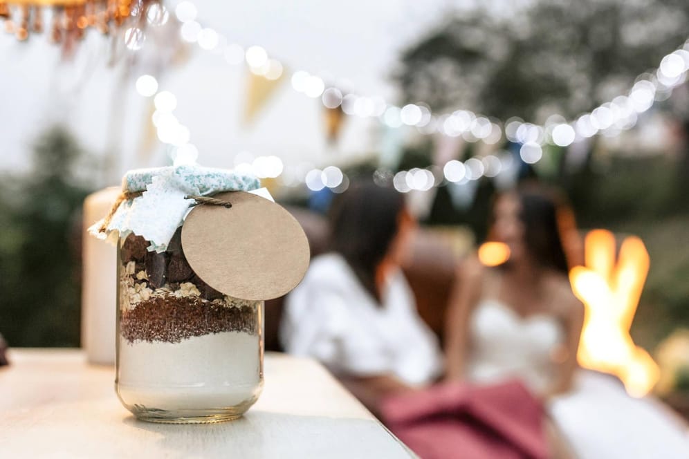 Kuchen im Glas: Warum nicht einmal eine eigens kreierte Backmischung an die Hochzeitsgäste verschenken?