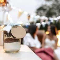 Kuchen im Glas: Warum nicht einmal eine eigens kreierte Backmischung an die Hochzeitsgäste verschenken?