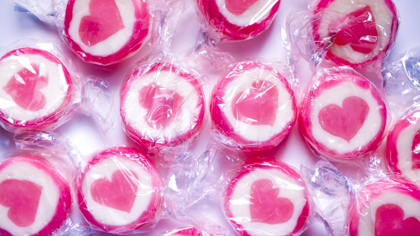 Bonbons mit Herzen: In kleine Tütchen oder in Gläschen verpackt, können Sie die Bonbons als Aufmerksamkeit an Gäste verschenken.