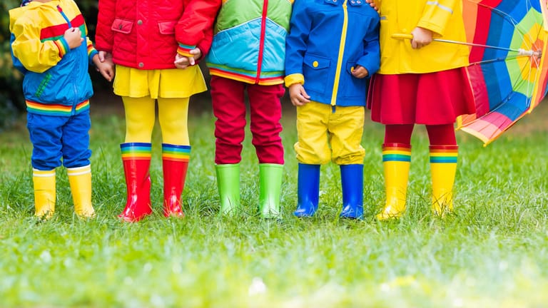 Kinder in Regenkleidung