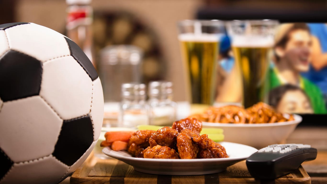 Snacks zur WM: Arrangieren Sie viele kleine Köstlichkeiten auf dem Tisch oder machen Sie ein kleines Buffet in der Nähe des Spielgeschehens.
