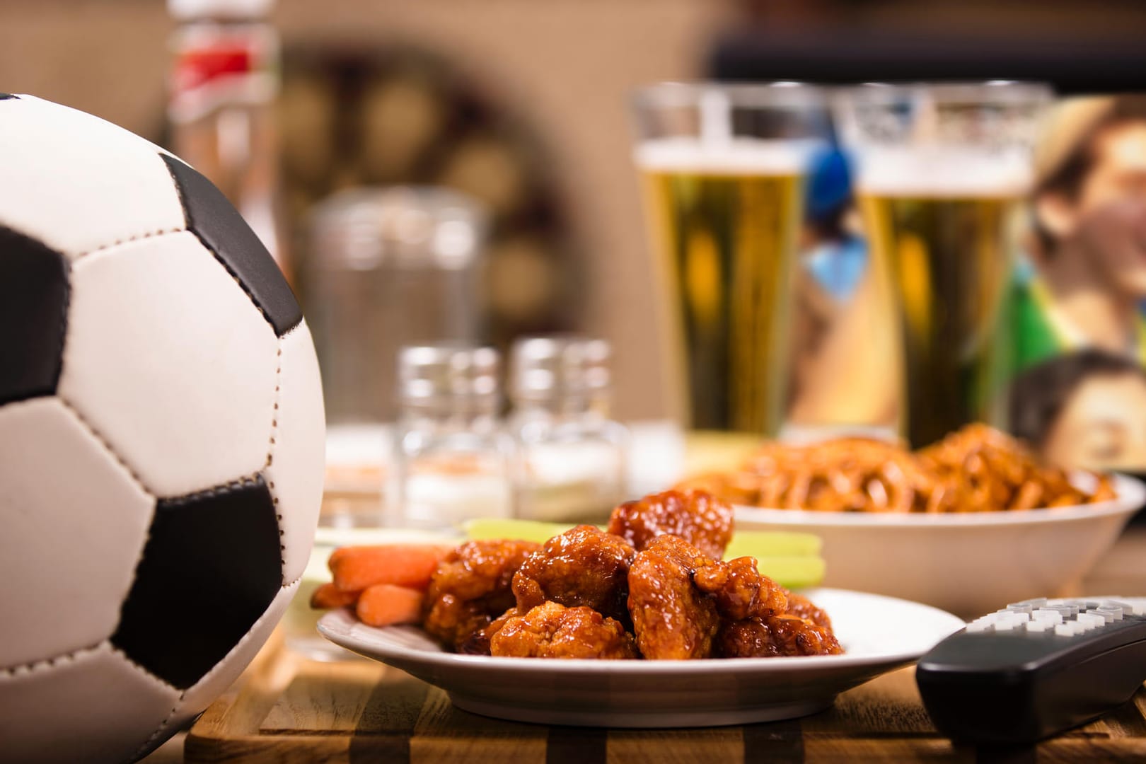 Snacks zur WM: Arrangieren Sie viele kleine Köstlichkeiten auf dem Tisch oder machen Sie ein kleines Buffet in der Nähe des Spielgeschehens.
