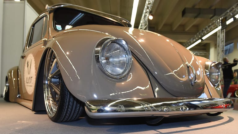 Umgebauter VW Käfer: Auf Messen wie der Essen Motor Show setzen die Bastler ihre Autos in Szene.