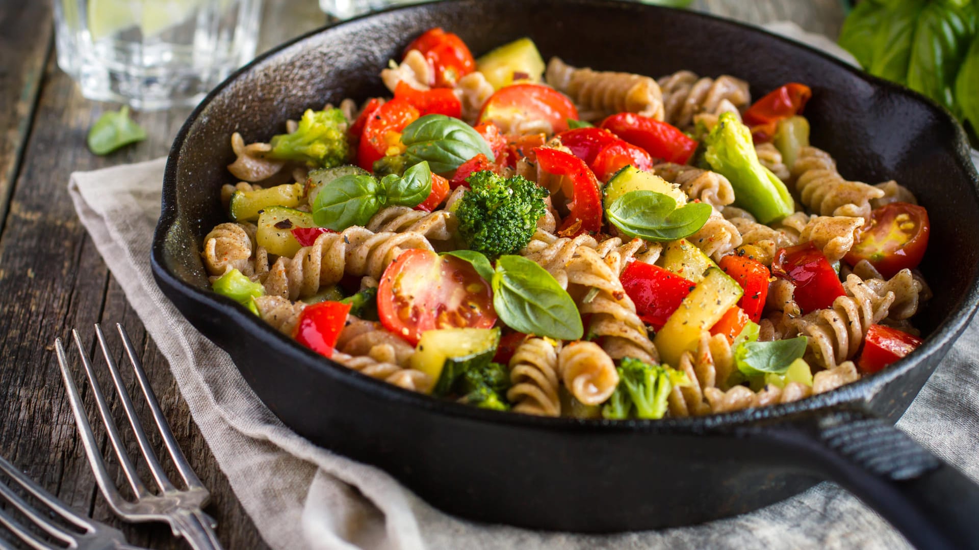 Vollkorn-Fusilli-Nudeln mit Gemüse: Der vegetarische Pastagenuss ist ein vollwertiges Gericht für die ganze Familie.