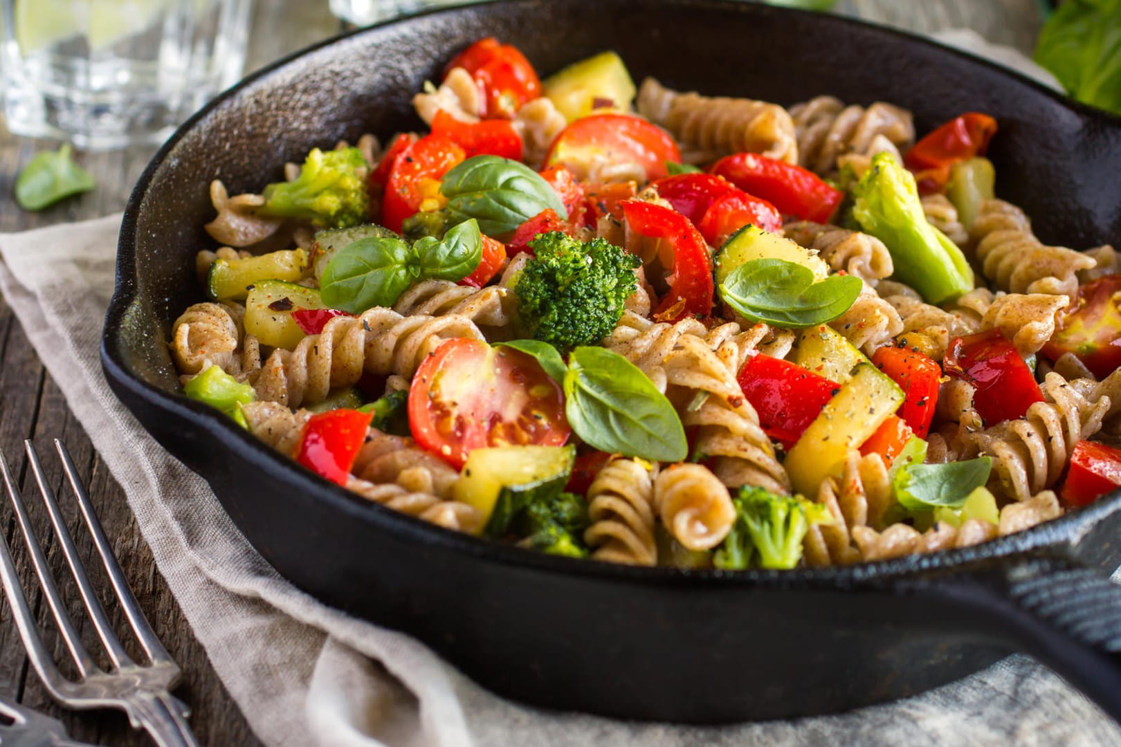 Vollkorn-Fusilli-Nudeln mit Gemüse: Der vegetarische Pastagenuss ist ein vollwertiges Gericht für die ganze Familie.