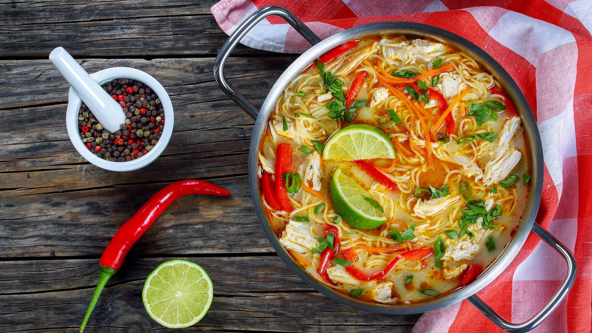 Nudelsuppe mit Geflügelfleisch: Die asiatische Küche lebt nicht nur durch eine Vielfalt an Aromen, sondern wird auch mit Glasnudeln, Reis und Fleisch zubereitet.