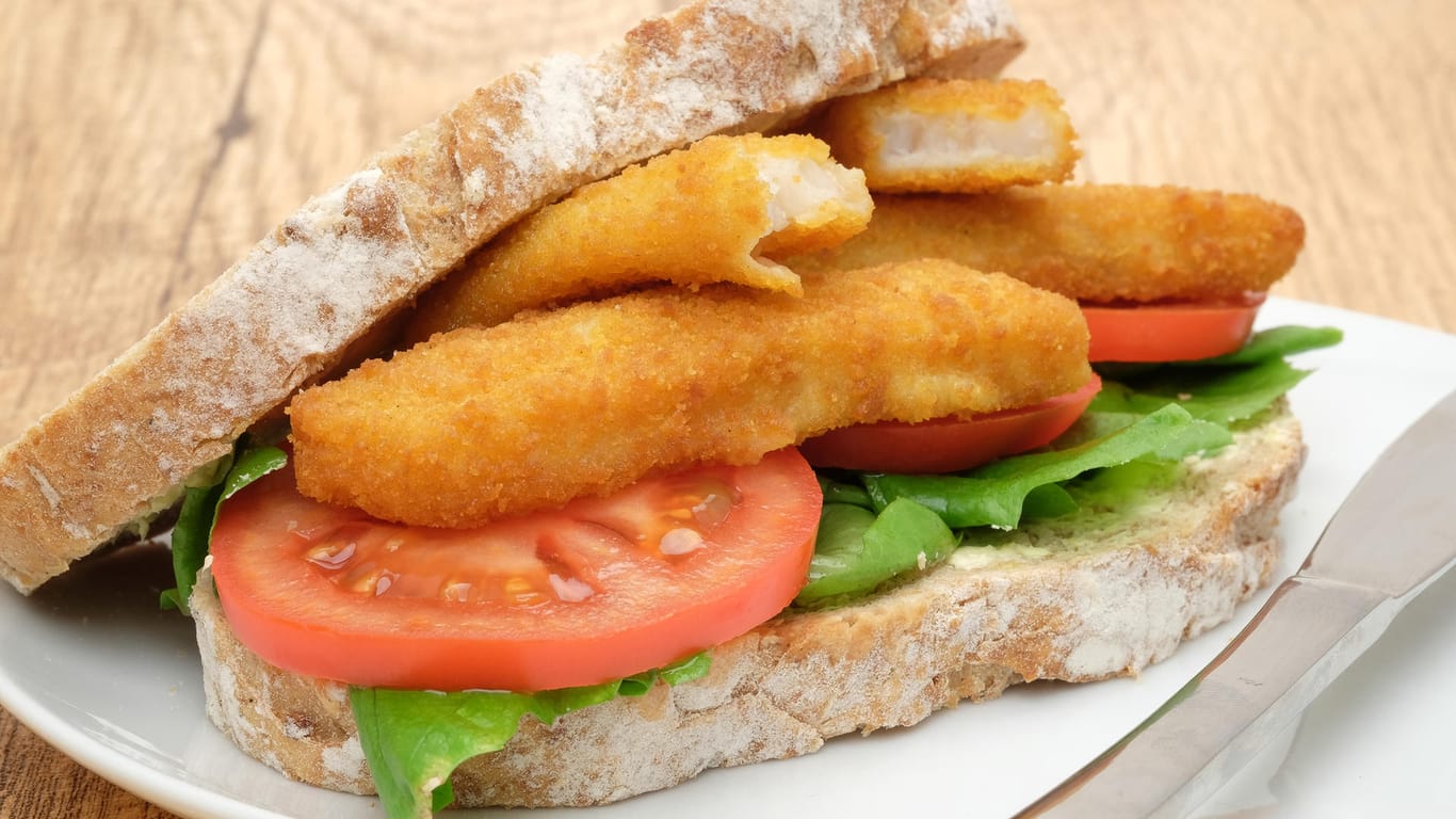 Fischstäbchen-Burger: Mit Brot, Salatblättern und Tomatenscheiben verwandeln Sie sogar Fischstäbchen zu einem gesunden Kindergericht.