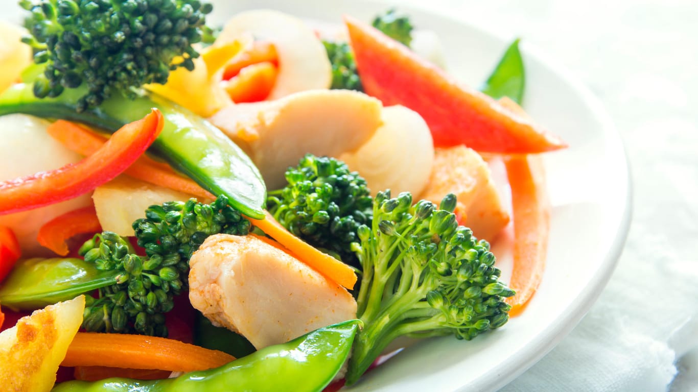 Frisches Gemüse mit Geflügelfleisch: Essen und zugleich Abnehmen kann auch Spaß machen.