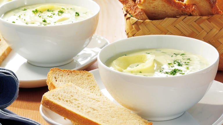 Artischockencremesuppe: Für die Suppe werden auch Blätter und Stiele der Artischocke für die Zubereitung verwendet.