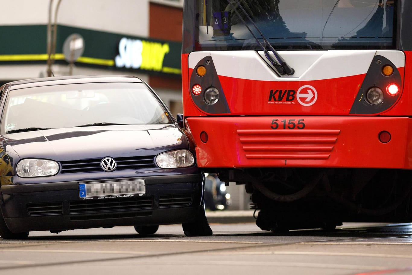 Ein Auto ist mit einer Bahn an einer Haltestelle in Köln zusammengestoßen