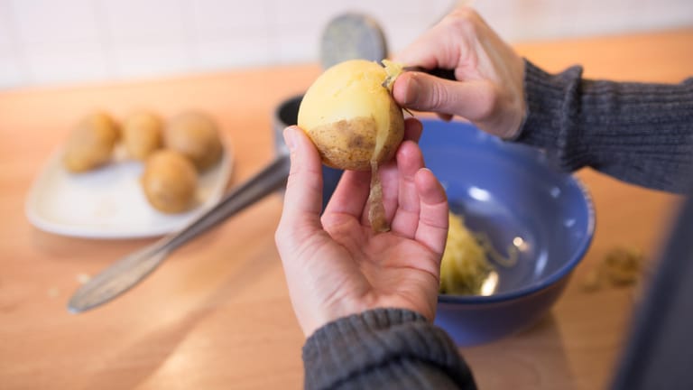 Gekochte Pellkartoffeln: Damit das Pellen nach dem Kochen einfacher ist, ritzen Sie die Schale der Kartoffeln noch vor dem Kochen ein.