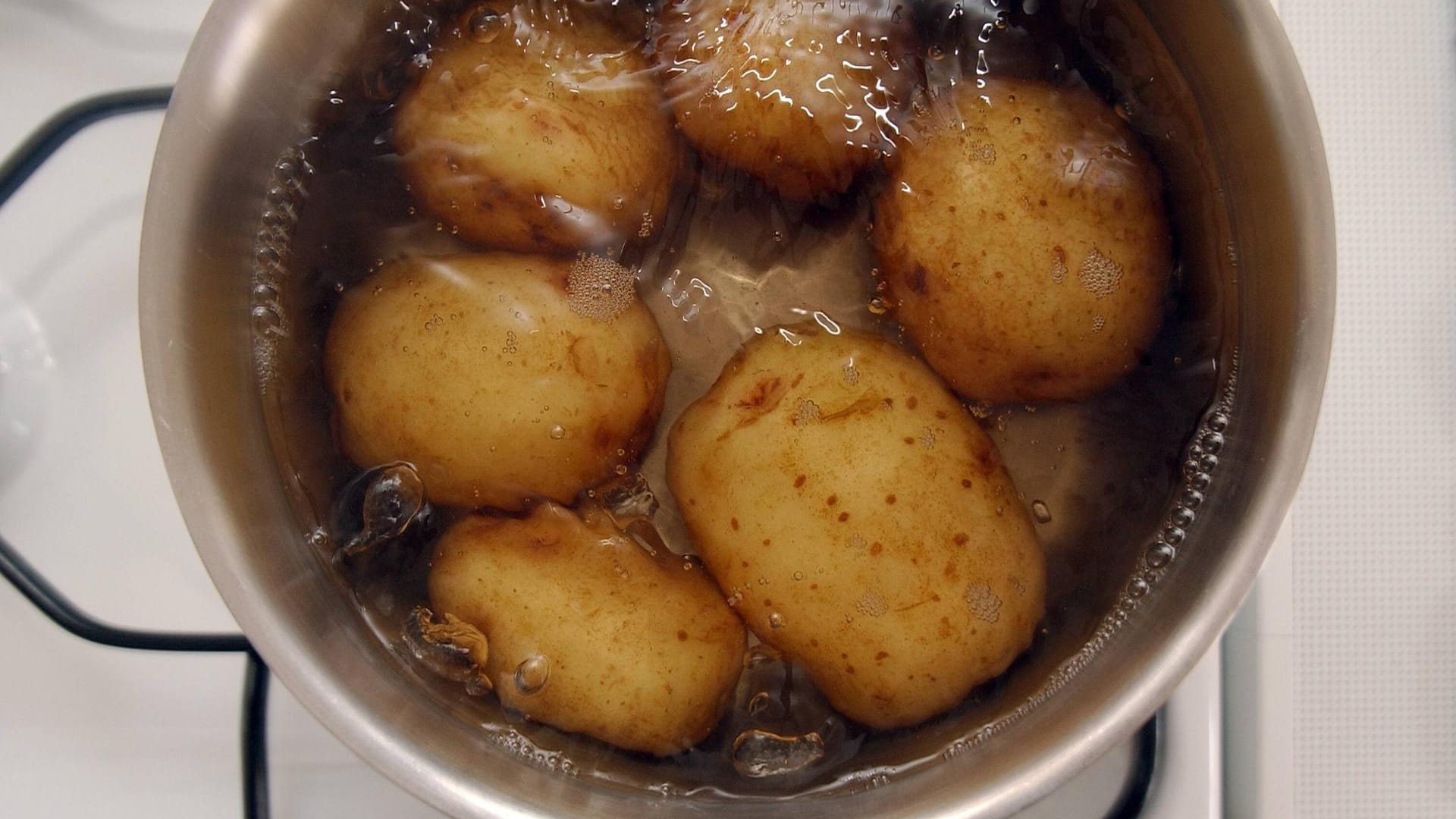 Pellkartoffeln kochen im Topf: Die Knollen sollten vollständig mit Wasser bedeckt sein.