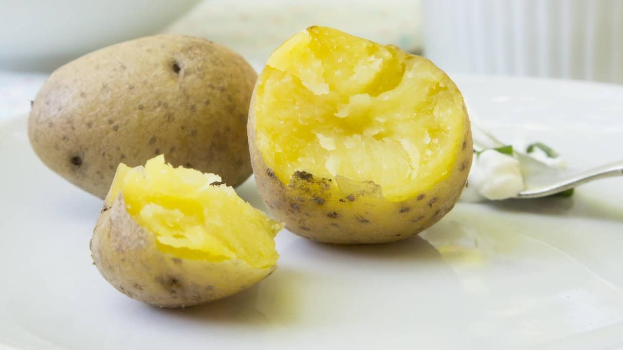 Pellkartoffeln: Sie schmecken besonders lecker mit Salz und Butter oder Kräuterquark.