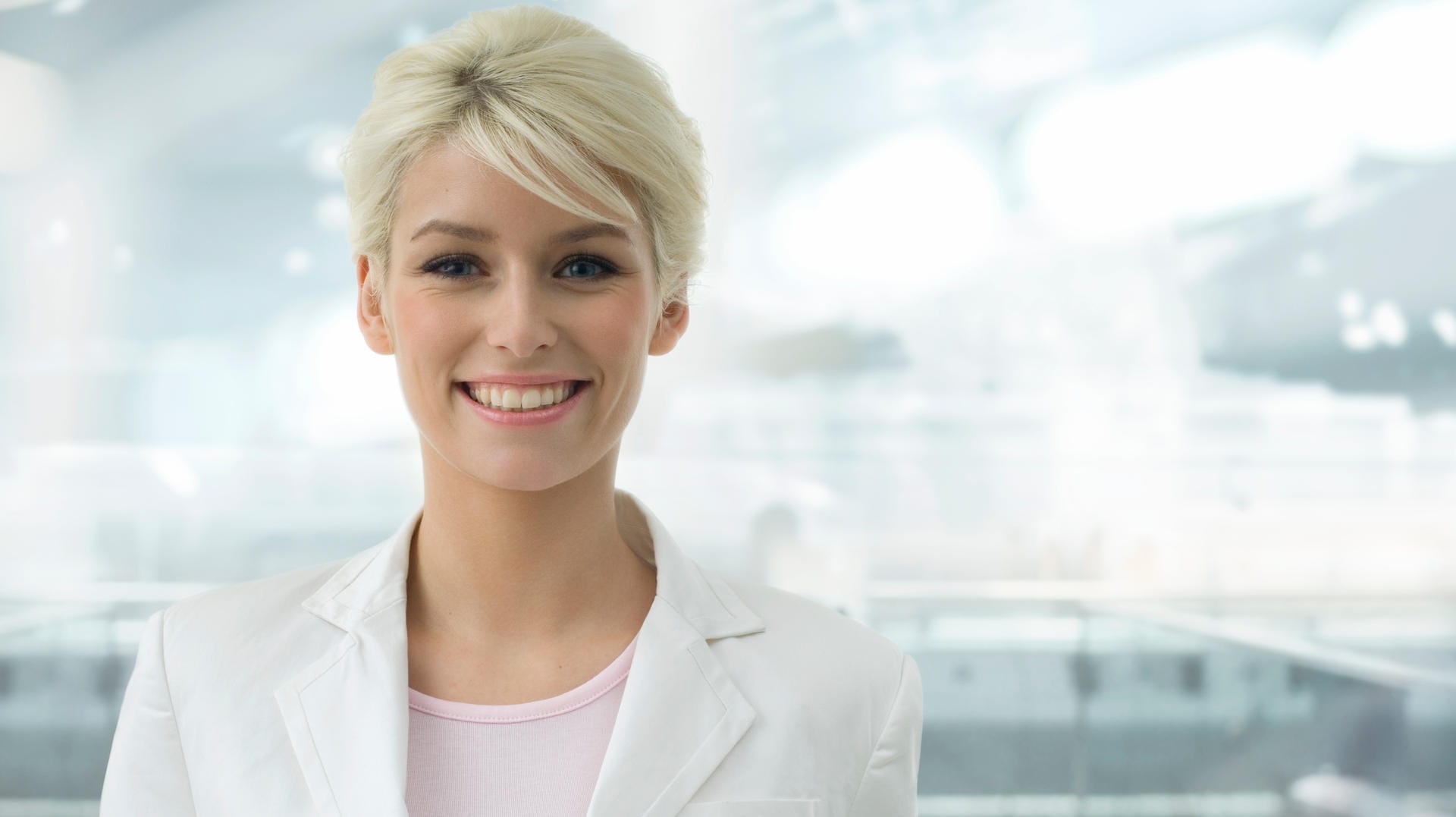 Pixie Cut: Die Damenfrisur verfeinert die Gesichtszüge und ist eine elegante Art, die Haare kurz zu tragen.