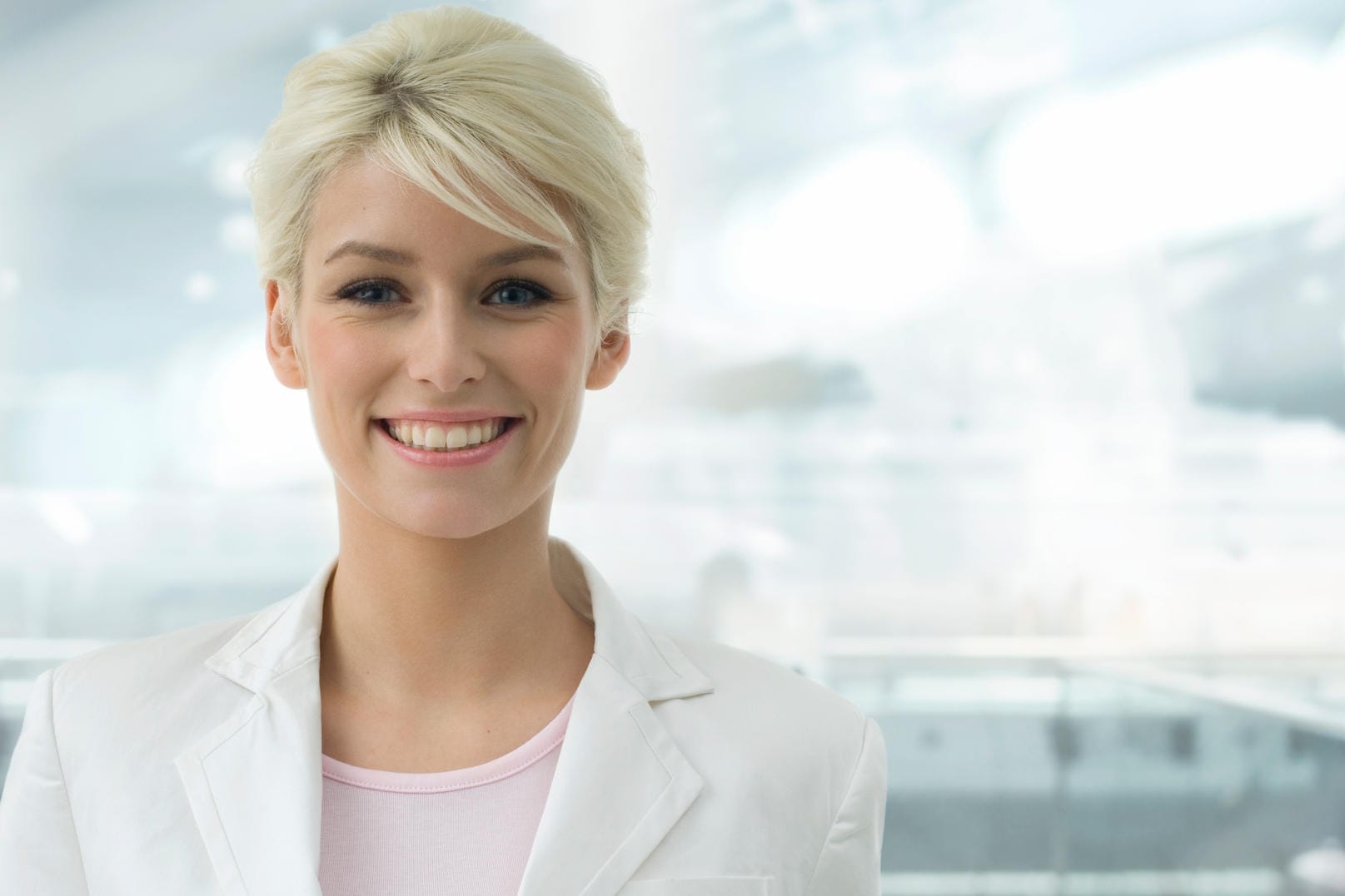 Pixie Cut: Die Damenfrisur verfeinert die Gesichtszüge und ist eine elegante Art, die Haare kurz zu tragen.