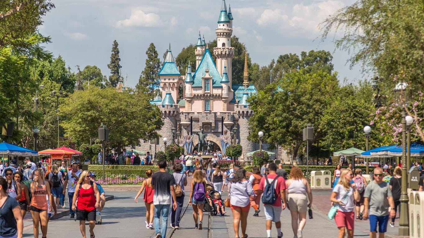 Disneyland: Das berühmte Cinderella Castle im Themenpark "Magic Kingdom" wurde 1971 eröffnet. Das deutsche Schloss Neu-Schwanstein lässt grüßen.