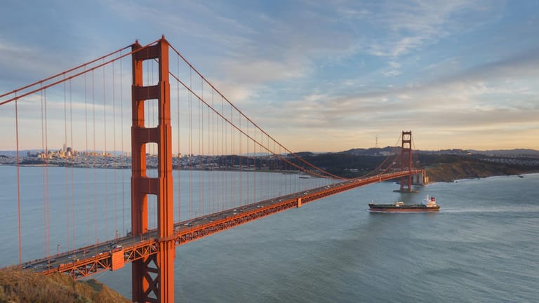 Golden Gate Bridge: Die Brücke wurde am 28. Mai 1937 eingeweiht. Über 200.000 Menschen sollen damals zur Eröffnung herbeigeströmt sein.