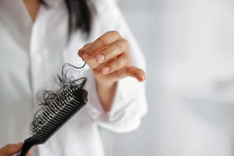 Für Haarausfall gibt es unterschiedliche Ursachen. Diese Mittel helfen.